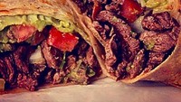 Yang ini burritos klasik, irisan daging panggang berbumbu BBQ dengan letuce dan acar. Tetap enak dan mantap! Foto: Istimewa