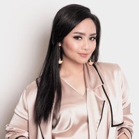 4. Gita GutawaArtis cantik Indonesia berprestasi lainnya adalah Gita Gutawa. Pada kuliah S1 dan S2-nya Gita Gutawa mendapatkan beasiswa. Gita pun berhasil meraih gelar cum laude saat lulus S1 dari Birmingham University, Inggris pada 2015.Foto: Instagram