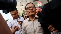 Tidak ada reaksi dari Jarot yang tetap kalem dan tidak berkomentar.