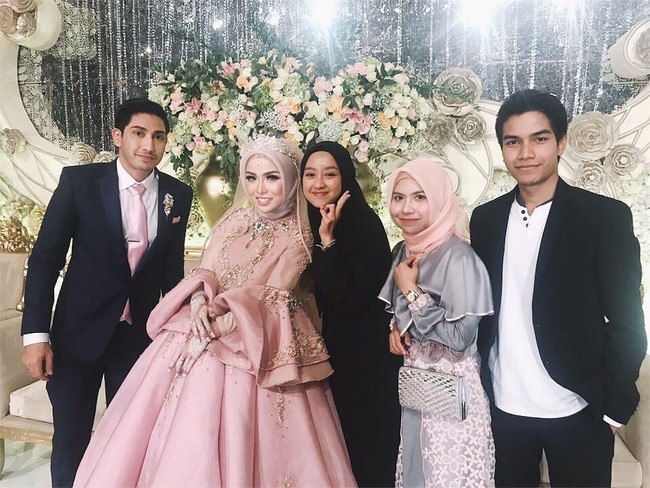 Gita Savitri Devi juga memakai busana serba hitam ketika hadir di pernikahan Medina Zein dan Lukman. Foto: Dok. Instagram