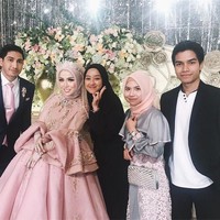 Gita Savitri Devi juga memakai busana serba hitam ketika hadir di pernikahan Medina Zein dan Lukman. Foto: Dok. Instagram