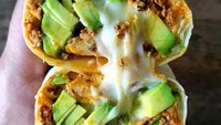 Burritos buatan Bondi Harvest, Santa Monica ini biasa dipesan buat sarapan. Isinya daging cincang, jalapeno, alpukat dan string cheese yang mulur gurih. Foto: Istimewa