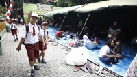 Aktivitas belajar mengajar tetap berjalan normal meski halaman sekolah dijadikan tempat pengungsian.