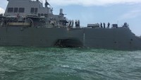 Laporan awal mengindikasikan John S McCain mengalami kerusakan di bagian port side aft (bagian kiri belakang kapal) (Foto: REUTERS/Ahmad Masood)