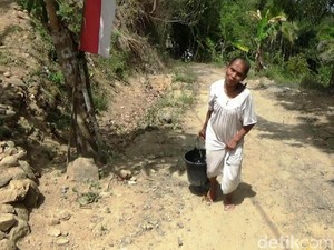 Kekeringan, Warga Purworejo Ini Harus Jalan 3 Km untuk Dapat Air