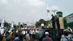 Akhwat Pegang Spanduk, Begini Demo Tolak Perppu Ormas di Depan DPR