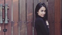 Ia tampak simpel namun chic dengan penampilanya tersebut. Dok. Instagram/anjanidinavdw
