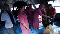 Korban kebakaran tinggal di tenda darurat yang didirikan di halaman sekolah. 