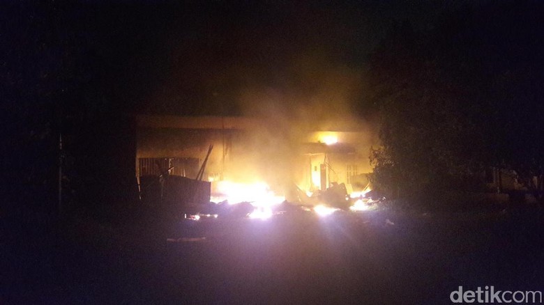 Pabrik Kasur di Bogor Terbakar, Ledakan Kecil Sempat Terdengar Pabrik Kasur di Bogor Terbakar, Ledakan Kecil Sempat Terdengar