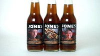 Adalah Jones Soda Co yang merupakan perusahaan soft drink asal Seattle, Amerika. Jones memang dikenal memproduksi soft drink dengan aneka rasa yang unik. Salah satunya adalah poutine-flavored soda yang diproduksi pada tahun 2013 dengan rasa yang mirip seperti Turkey & Gravy Soda. Foto: Istimewa