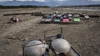 Deretan gerobak dan peralatan para penambang ilegal. Ulet Ifansasti/Getty Images.