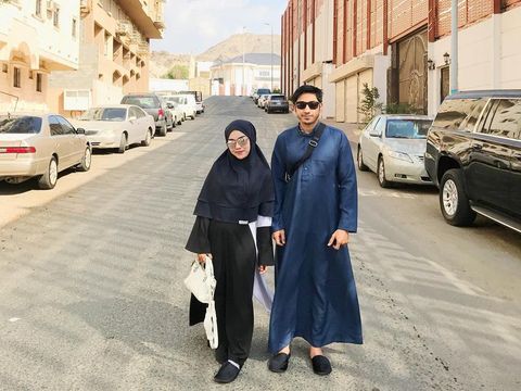 Kisah Cinta Miliuner Berhijab Medina Zein dan Adik Ayu Azhari