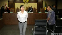 General Manager PT Impexindo Pratama Ng Feny (kiri) dan Direktur CV Sumber Laut Perkasa Basuki Hariman (kanan) meninggalkan ruang sidang Pengadilan Tipikor, Jakarta.