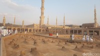 Foto: Pada musim haji, jemaah dari berbagai negara datang silih berganti. Mereka memanjatkan doa-doa (Triono/detikTravel)