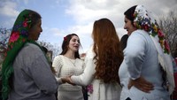 Kamu suka bukan berarti langsung jadi ya karena di pasar ini para gadis akan ditemain orangtua mereka. Bagi mereka yang udah berusia di atas 18 tahun akan mengobrol dengan pria yang menarik perhatian mereka. Sedangkan para orang tua akan memantau di tepian. Memastikan apakah anaknya atau keponakannya berhasil menemukan tambatan hati.