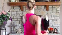 Dengan segelas besar wine di tangan, Megan melatih otot paha dengan walking lunges. Foto: Instagram/radiomeg83