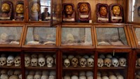 Yang mengejutkan, setelah meninggal Lambroso menyumbangkan kepalanya sendiri sebagai koleksi terakhir dari penelitiannya. Kepalanya di pajang bersama para penjahat lainnya (Foto: Stefano Rellandini/Reuters)