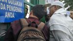 Akhwat Pegang Spanduk, Begini Demo Tolak Perppu Ormas di Depan DPR