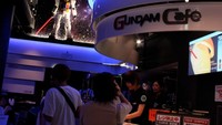 Bagi Anda pecinta Gundam, bisa mampir ke sini. Gundam Cafe ini terletak di distrik Akihabara, Tokyo. Untuk menikmati suasana dan pelayanan kafe bernuansa Gundam ini selalu ramai dikunjungi para pecinta serial fiksi Gundam. (Foto: Istimewa)