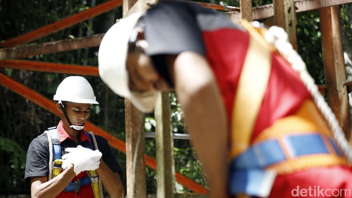 Kebutuhan sinyal di daerah perbatasan menjadi akses telekomunikasi yang sangat penting bagi masyarakat. Tahu nggak, untuk merawatnya pun tak main-main, harus bertaruh nyawa.