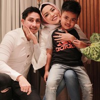 Kebahagiaan Medina Zein begitu terpancar saat berpose bareng putra kecilnya dan pria yang kini menjadi suaminya, Lukman Hakim. Foto: Dok. Instagram @medinazein