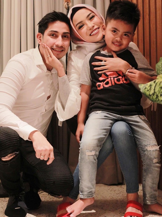 Kebahagiaan Medina Zein begitu terpancar saat berpose bareng putra kecilnya dan pria yang kini menjadi suaminya, Lukman Hakim. Foto: Dok. Instagram @medinazein