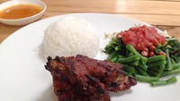  Sengatan ayam bakar bumbu Taliwang bisa dicoba. Di Village Coffee & Kitchen ada ayam taliwang pedas menggigit. Disajikan dengan plecing kangkung yang juga pedas. Huahh! Foto: dok.detikFood/Istimewa