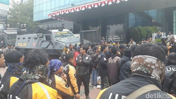 Demo sopir Uber di Plaza UOB, Jl MH Thamrin, Jakpus, Senin (21/8/2017)