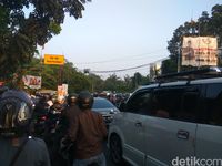 Cirendeu Arah Lebak Bulus Macet Kendaraan Nyaris Tak Bergerak