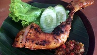 Bukan cuma ayam goreng, Ayam Penyet Everest di Mampang juga sediakan ayam bakar. Jenis ayam yang dipakai ayam pejantan sehingga mirip ayam kampung. Pelengkapnya sambal rawit super pedas! Foto: dok.detikFood/Istimewa