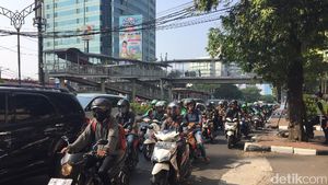 Aktivitas Ojek Antar Orang Kantoran di Rasuna Said Sebelum Terlarang