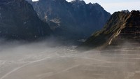 Suasana pemandangan Grasberg Mine milik PT. Freeport Indonesia PTFI  dari ketinggian 4.285 meter diatas permukaan laut di Tembagapura, Mimika, Timika, Papua. ANTARA FOTO/M Agung Rajasa.