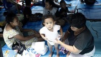 Banyak anak-anak yang mengungsi di halaman sekolah tersebut.