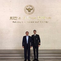 Choi Siwon berseragam lengkap dan berfoto di depan kantornya bertugas selama dua tahun. Gagah, ya. Foto: Instagram/siwonchoi