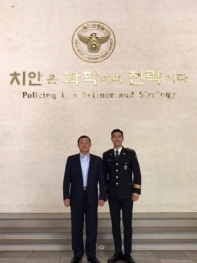 Choi Siwon berseragam lengkap dan berfoto di depan kantornya bertugas selama dua tahun. Gagah, ya. Foto: Instagram/siwonchoi