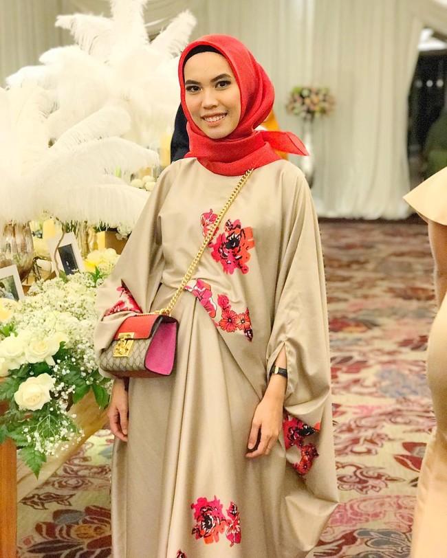 Selebgram Rizki Amelia atau akrab disapa Iymel memakai kaftan panjang warna gold. Gaya selebgram ini bisa ditiru buat Anda yang sedang hamil. Foto: Dok. Instagram