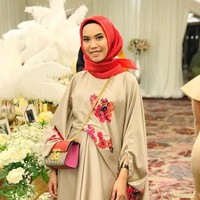 Selebgram Rizki Amelia atau akrab disapa Iymel memakai kaftan panjang warna gold. Gaya selebgram ini bisa ditiru buat Anda yang sedang hamil. Foto: Dok. Instagram