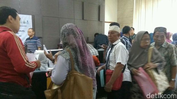  Para korban dugaan penipuan First Travel melapor ke Bareskrim Polri, Senin (21/8/2017)