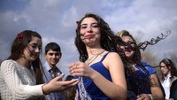 Bergeser ke Eropa, ada namanya Brides Market di Bulgaria. Dari namanya saja tentu kamu dong di sini tempat menemukan jodoh. Kamu akan melihat muda-mudi dari Suku Kalaidzhi Roma akan memakai pakaian terbaik mereka dan tampil necis. (AFP)