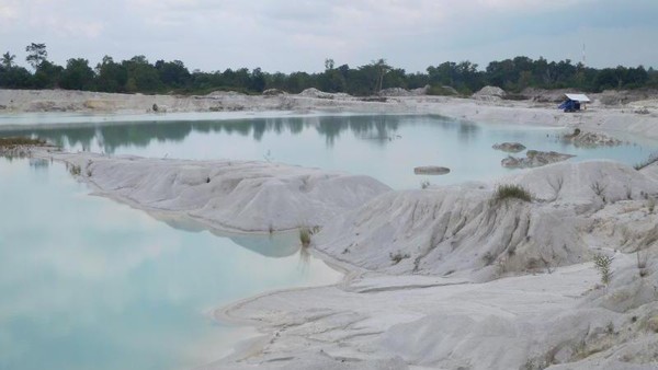 Menurut Capres Jokowi salah satu proses revitalisasi bekas lubang tambang adalah menjadi tempat wisata. Jokowi tidak menyebut contohnya, tapi traveler pasti langsung ingat Danau Kaolin di Belitung (Widi Arini/dTraveler)
