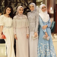 Berbeda dengan Shireen Sungkar yang memilih gaun A-line warna biru muda yang memiliki sematan bordir dedaunan sebagai pemanis di bagian bawahnya. Foto: Dok. Instagram