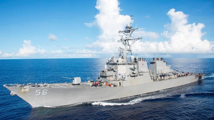 FILE PHOTO: The U.S. Navy Arleigh Burke-class guided-missile destroyer USS John S. McCain maneuvers alongside the amphibious assault ship USS Bonhomme Richard for a refueling-at-sea in the Philippine Sea June 14, 2017.   U.S. Navy/Mass Communication Specialist Seaman Apprentice Gavin Shields/Handout via REUTERS/File Photo