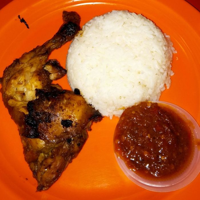 Nyamm! Ayam Bakar yang Manis Empuk dengan Cocolan Sambal 