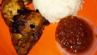  Ayam bakar Ganthari selalu ramai pengunjung. Bumbu gurih manisnya meresap hingga ke dalam. Ayam bakar di kawasan Blok M ini dilengkapi sambal tomat yang manis pedas. Foto: dok.detikFood/Istimewa