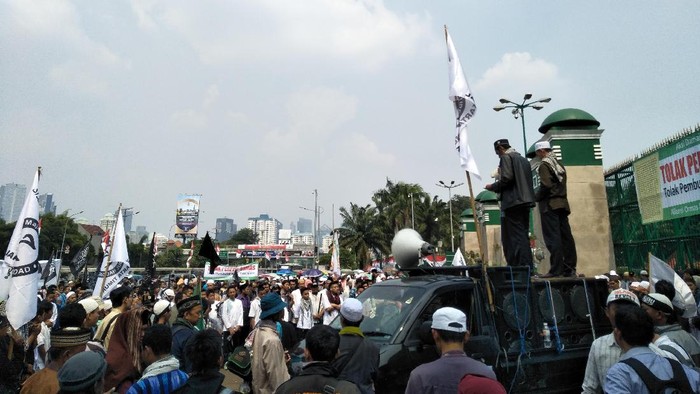 Tolak Perppu Ormas Jadi UU, Massa Aliansi Umat Islam Demo DPR