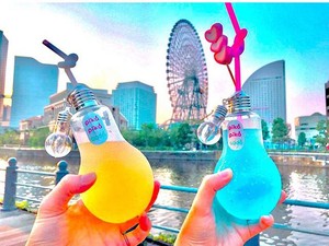 Cantiknya! Minuman Warna-warni dalam Bohlam Lampu Ini Sedang Tren