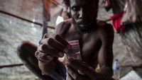Rata-rata, penambang bisa mendapatkan satu gram emas per hari, yang setara dengan sekitar 400.000 rupiah atau US $ 30. Ulet Ifansasti/Getty Images.