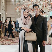 Personel grup vokal Noura, Ussiy Fauziah, tampil stylish dalam maxi dress bernuansa hijau dan abu-abu. Kreasi jilbab nude membuat penampilannya terlihat menarik.  Foto: Dok. Instagram