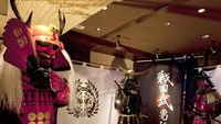 Sengoku Buyuden mengajak para pengunjung untuk menikmati makanan seperti ke masa Perang Jepang Sengoku di tahun 1467-1603. Para pelayannya juga berpakaian seperti panglima perang zaman dulu dengan seragam berwarna merah dan hitam. (Foto: Istimewa)