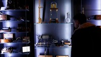 Alat-alat penelitian yang digunakan untuk membedah kepala dan tengkorak (Foto: Stefano Rellandini/Reuters)
